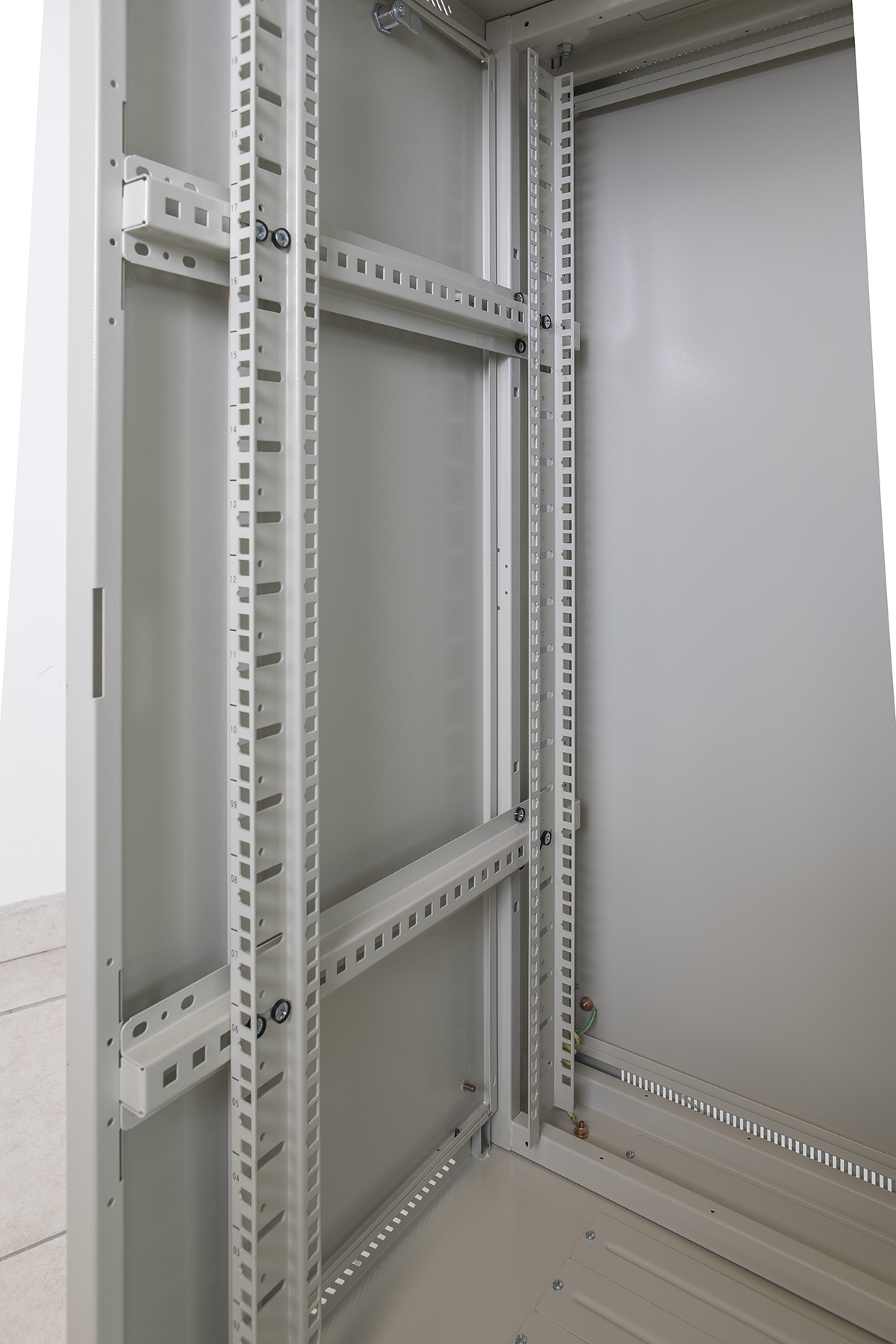 ARM.STANDARD 600X1166X600 22U P/VT    GR